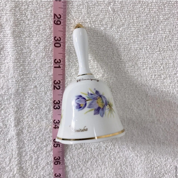 Vintage White Purple Flower With Gold Trim Winnipeg  Ceramic Souvenir Bell - Picture 10 of 10
